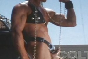 Bodybuilder wearing leather and wanking off his dick